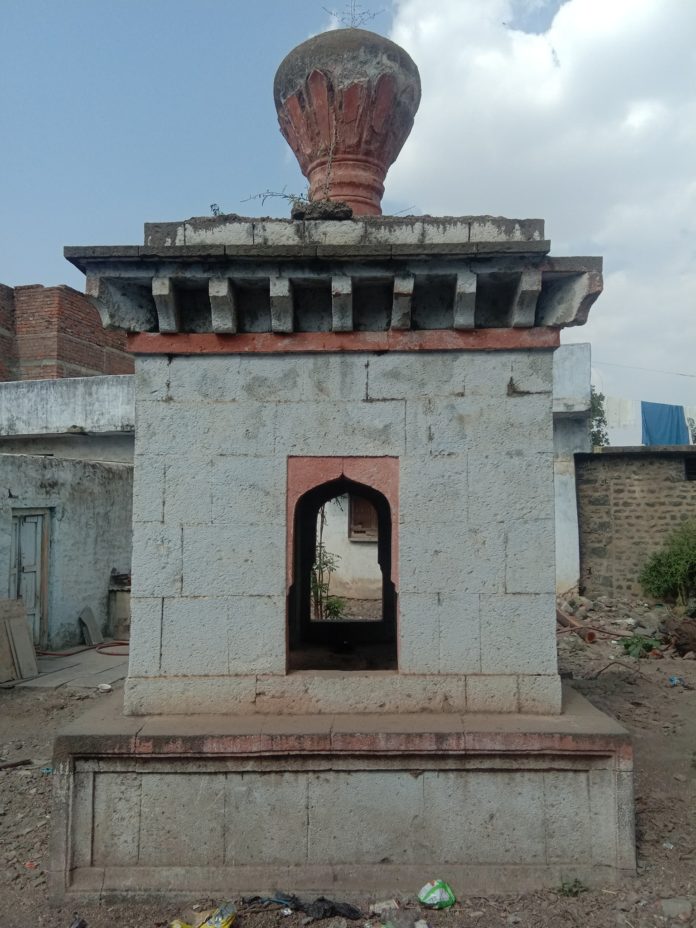 स्त्री हे मराठे च्या देवाघरीतील दैवत आहेस्त्री हे मराठे च्या देवाघरीतील दैवत आहे