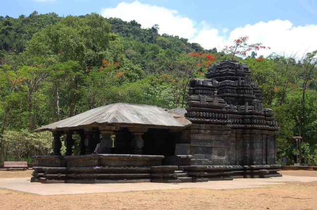 ८०० वर्षे जुने महादेव मंदिर