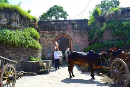 नाईक बावणे गढी, गिरवली