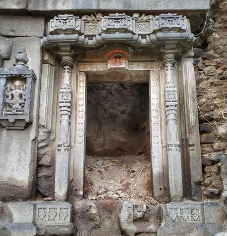जुन्या मोहिनीराज मंदिराचे अवशेष, नेवासा