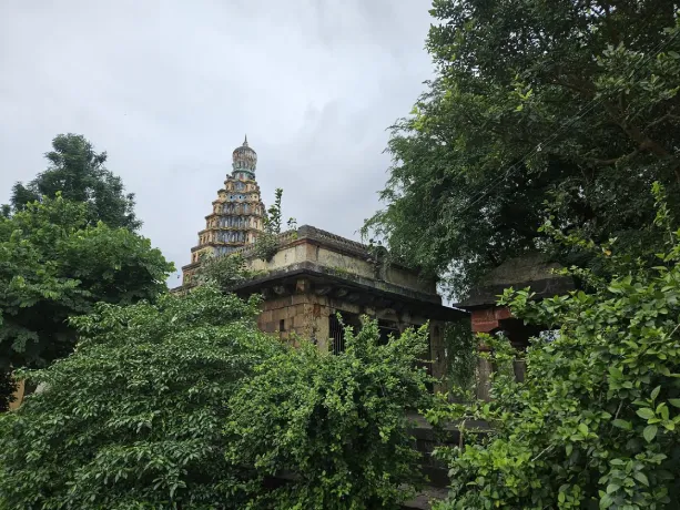 सिद्धनाथवाडीतील सिद्धेश्वर मंदिरातील हौशगिरी गोसावींची समाधी आणि अनाजी जनार्दन देशाधिकरी यांचे इनाम लेखपत्र