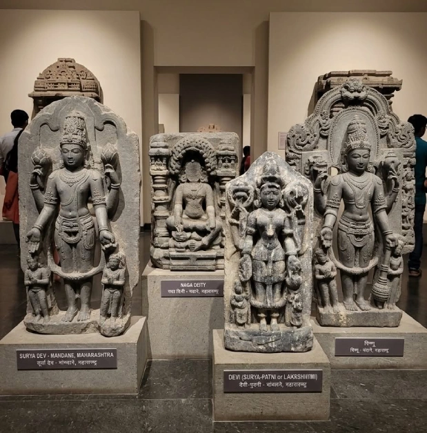 सूर्यपत्नीचे अनोखे शिल्प