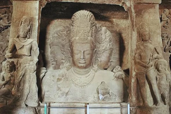 घारापुरी लेण्यांची त्रिमूर्ती | दगडात कोरलेली शिवाची महागाथा